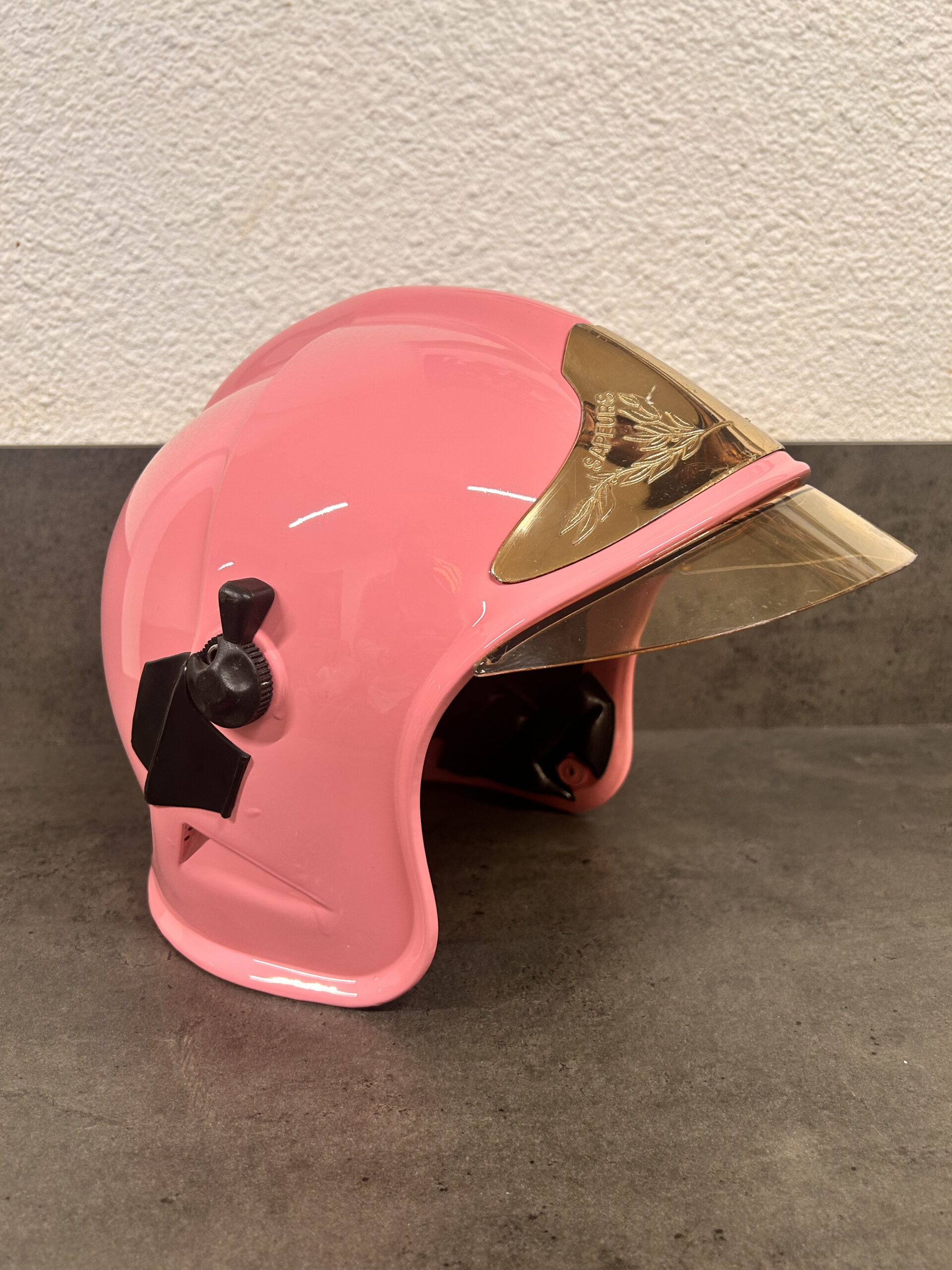 Casque de pompier octobre rose – Image 1